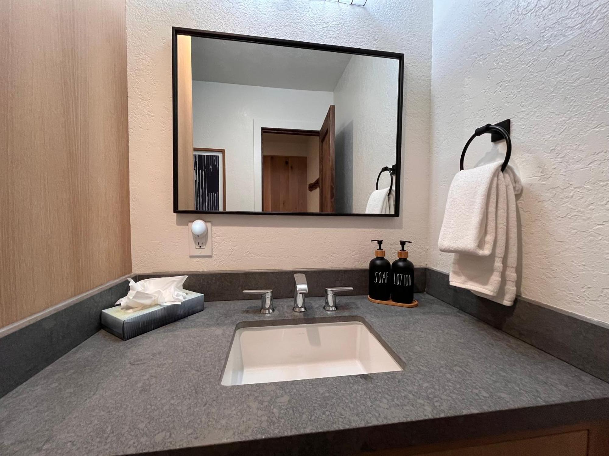 Tastefully Remodeled Condo At Mammoth Ski & Racquet Club, Hot Tub, Garage, 10 Min Walk To Ski Lifts Mammoth Lakes Eksteriør billede